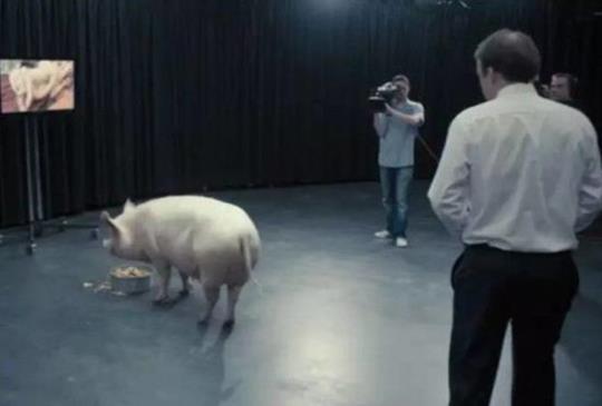 《Black Mirror：黑鏡》影集推薦－－探索人性的自私〈國歌〉